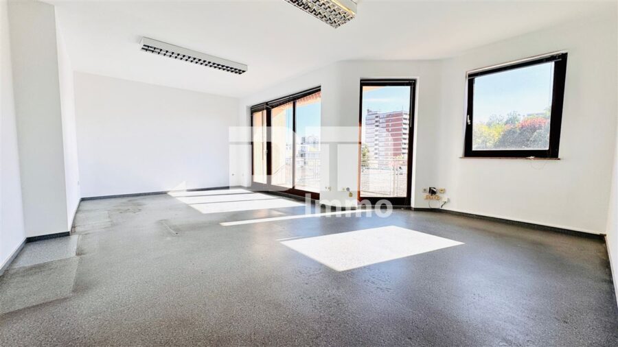 Schöne zentral gelegenes Büro mit drei Balkonen und Tiefgaragenstellplatz - 2.OG Raum 5 / Zugang Balkon